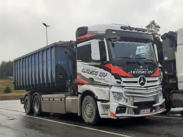 Kuljetus J Kosken MB 2551 Actros
Kuljetus J Koski Oy:n nosturilla varustettu MB 2551 Actros koukkulava-auto.
Avainsanat: Koski MB 2551 Actros Shell Hirvaskangas