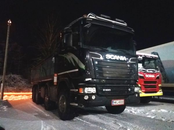 Kuljetus J Mäkelä ja J Viiala Oy:n Scania R580
Kuljetus J Mäkelä ja J Viiala Oy:n Scania R580 sora-auto.
Avainsanat: Kuljetus-J-Mäkelä-J-Viiala Scania R580