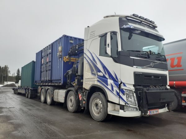 Kuljetus J Mäkisen Volvo FH540
Kuljetus J Mäkisen nosturilla varustettu Volvo FH540 täysperävaunuyhdistelmä.
Avainsanat: Mäkinen Volvo FH540 ABC Hirvaskangas Pikkuhukka