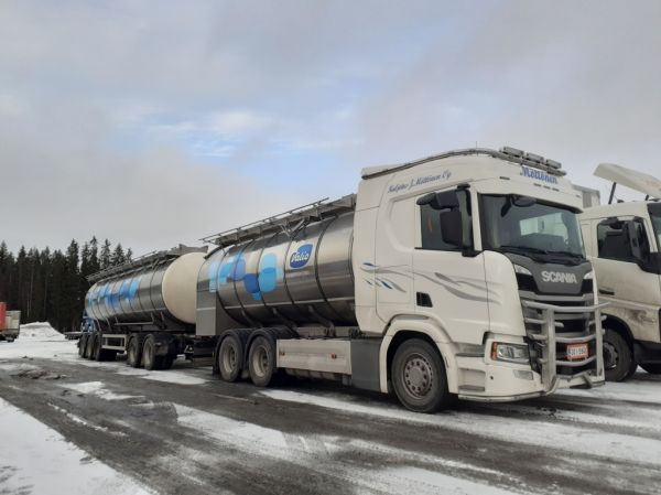 Kuljetus J Möttösen Scania 
Valion ajossa oleva Kuljetus J Möttönen Oy:n Scania säiliöyhdistelmä.

Avainsanat: Valio Möttönen Scania ABC Hirvaskangas