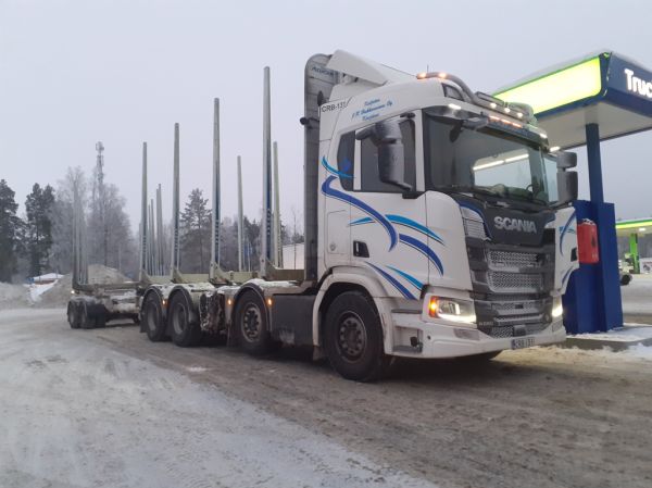 Kuljetus J&R Hakkaraisen Scania R660
Kuljetus J&R Hakkarainen Oy:n Scania R660 puutavarayhdistelmä
Avainsanat: Hakkarainen Scania R660