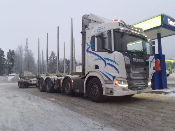 Kuljetus J&R Hakkaraisen Scania R660
Kuljetus J&R Hakkarainen Oy:n Scania R660 puutavarayhdistelmä
Avainsanat: Hakkarainen Scania R660 Neste