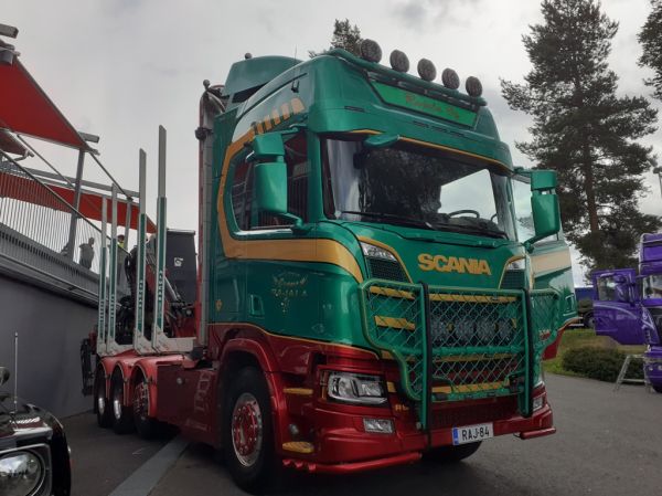 Kuljetus J Rajalan Scania R660
Kuljetus J Rajala Oy:n Scania R660 puutavara-auto.
Avainsanat: Rajala Scania R660 Himos23