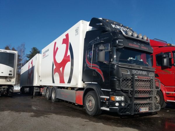 Kuljetus J Ruuskasen Scania R500
Kuljetusliike Kriston ajossa oleva Kuljetus J Ruuskasen Scania R500 "Kalakukko-Express II" täysperävaunuyhdistelmä.
Avainsanat: Kristo Ruuskanen Scania R500 Kalakukko-Express