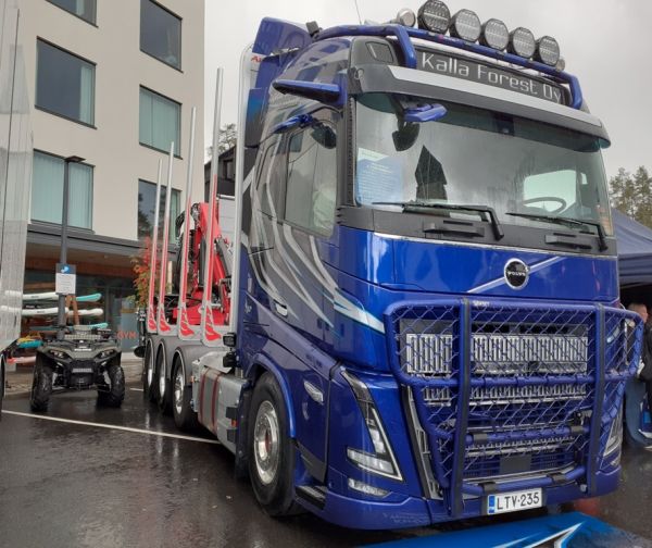 Klikkaa kuvaa nähdäksesi se täysikokoisena
==============
Kuljetus J Torvisen Volvo FH16
Kuljetus J Torvinen Oy:n Volvo FH16 puutavara-auto.
Avainsanat: Torvinen Volvo FH16 Kalla Forest Tahko26 Kuljetus J Torvisen Volvo FH16
Kuljetus J Torvinen Oy:n Volvo FH16 puutavara-auto.
Avainsanat: Torvinen Volvo FH16 Kalla Forest Tahko26