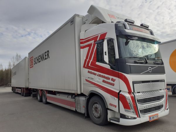 Kuljetus J Vehkojan Volvo FH500
Kuljetus J Vehkoja Oy:n Volvo FH500 täysperävaunuyhdistelmä.
Avainsanat: Vehkoja Volvo FH500 Shell Hirvaskangas 6976 Schenker