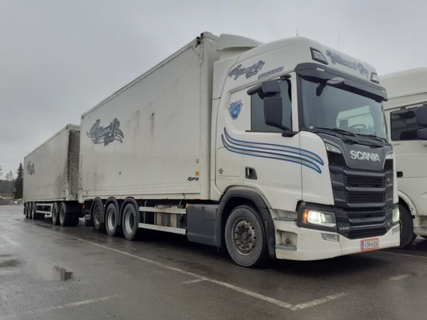 Kuljetus J Ylilammin Scania R650
Kuljetus J Ylilammi Oy:n Scania R650 täysperävaunuyhdistelmä.
Avainsanat: Ylilammi Scania R650 ABC Hirvaskangas