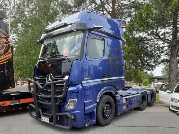 Klikkaa kuvaa nähdäksesi se täysikokoisena
==============
Kuljetus J Siekkisen MB 2653 Actros
Kuljetus J Siekkinen Oy:n MB 2653 Actros rekkaveturi.
Avainsanat: Siekkinen MB 2653 Actros Viitasaari26 Nippe Kuljetus J Siekkisen MB 2653 Actros
Kuljetus J Siekkinen Oy:n MB 2653 Actros rekkaveturi.
Avainsanat: Siekkinen MB 2653 Actros Viitasaari26 Nippe