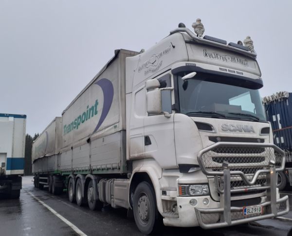 Kuljetus Jii Ärrän Scania
Transpointin ajossa oleva Kuljetus Jii Ärrä Oy:n Scania täysperävaunuyhdistelmä.
Avainsanat: Transpoint Jii-Ärrä Scania ABC Hirvaskangas