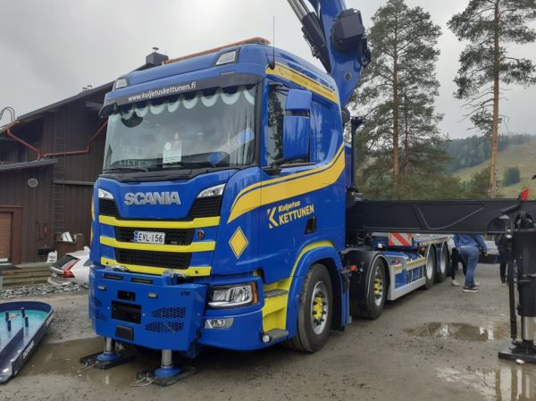 Kuljetus Kettusen Scania R650
Kuljetus Kettusen nosturilla varustettu Scania R650.
Avainsanat: Kettunen Scania R650 Vaari Tahko25