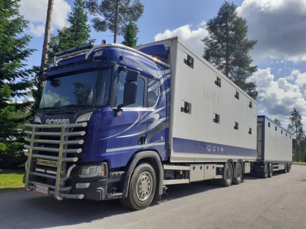 Kuljetus Kähkösen Scania
Kuljetus Kähkönen Oy:n Scania eläintenkuljetusyhdistelmä.
Avainsanat: Kähkönen Scania Eläinkuljetus ABC