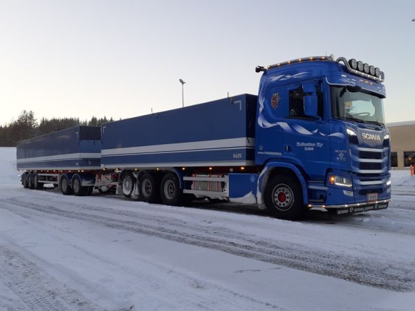 Kuljetus Kaleniuksen Scania R770
Kuljetus Kalenius Ky:n Scania R770 täysperävaunuyhdistelmä.
Avainsanat: Kalenius Scania R770 Shell Hirvaskangas