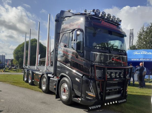 Kuljetus Karvosen Volvo FH16
Kuljetus Karvonen Oy:n Volvo FH16 puutavara-auto.
Avainsanat: Karvonen Volvo FH16 Alahärmä25