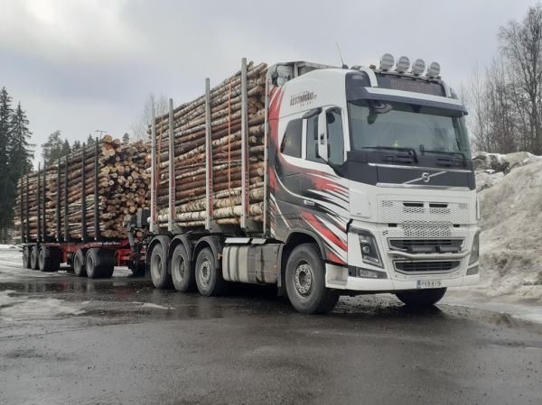Kuljetus Kestinmäen Volvo FH
Kuljetus Kestinmäki Oy:n Volvo FH puutavarayhdistelmä.
Avainsanat: Kestinmäki Volvo FH ABC Hirvaskangas