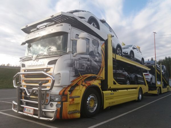 Kuljetus J Kiven Scania R620 
SE Mäkinen Logistics Oy:n ajossa oleva Kuljetus J Kivi Oy:n Scania R620 autojenkuljetusyhdistelmä. 
Avainsanat: Kivi Mäkinen Scania R620 ABC Hirvaskangas