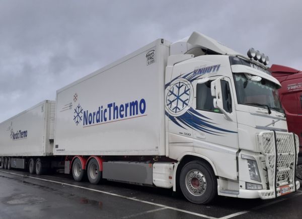 Kuljetus Knuutin Volvo FH500
Kuljetus Knuutin Volvo FH500 täysperävaunuyhdistelmä.
Avainsanat: Knuuti Volvo FH500 ABC Hirvaskangas Nordic-Thermo