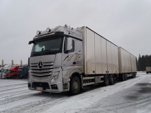 Kuljetus Kukkosen MB 3551 Actros
Kuljetus Kukkonen Oy:n MB 3551 Actros täysperävaunuyhdistelmä.
Avainsanat: Kukkonen MB 3551 Actros ABC Hirvaskangas