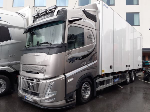 Klikkaa kuvaa nähdäksesi se täysikokoisena
==============
Kuljetus Kukkosen Volvo FH540
Kuljetus Kukkonen Oy:n Volvo FH540 rahtiauto.
Avainsanat: Kukkonen Volvo FH540 Tahko26 Kuljetus Kukkosen Volvo FH540
Kuljetus Kukkonen Oy:n Volvo FH540 rahtiauto.
Avainsanat: Kukkonen Volvo FH540 Tahko26