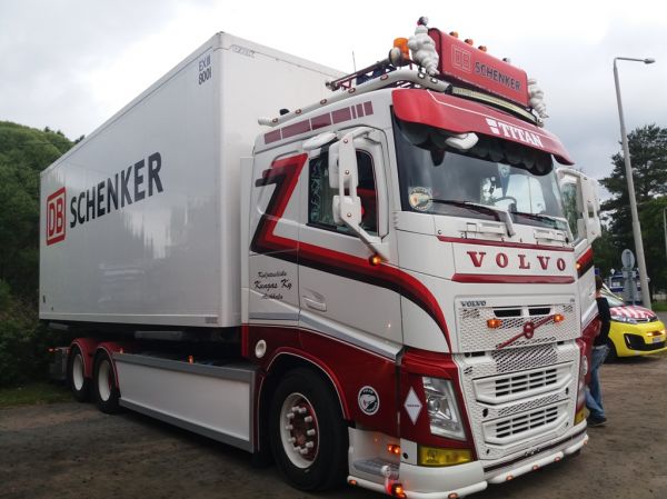 Kuljetusliike Kungaksen Volvo FH13
Kuljetusliike Kungas Ky:n  Volvo FH13 rahtiauto.
Avainsanat: Kungas Volvo FH13 Viitasaari18 Schenker