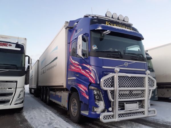 Kuljetus Kynsijärven Volvo FH16
Kuljetus Kynsijärvi Oy:n Volvo FH16 hakeyhdistelmä.
Avainsanat: Kynsijärvi Volvo FH16 ABC Hirvaskangas