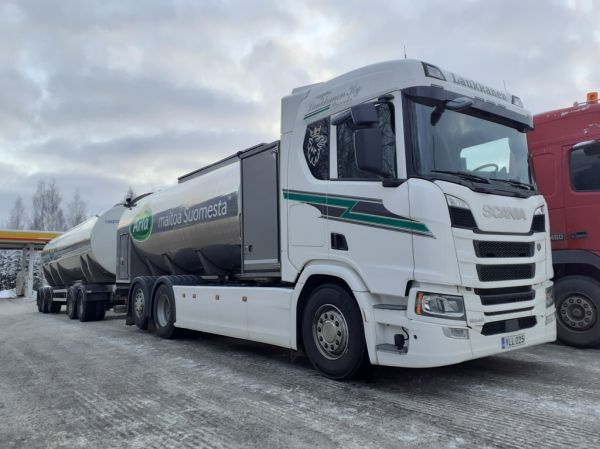 Kuljetus Laukkasen Scania R540
Arlan ajossa oleva Kuljetus Laukkanen Ky:n Scania R540 maitoyhdistelmä.
Avainsanat: Arla Laukkanen Scania R540 Shell Hirvaskangas
