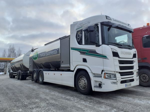 Kuljetus Laukkasen Scania R540
Arlan ajossa oleva Kuljetus Laukkanen Ky:n Scania R540 maitoyhdistelmä.
Avainsanat: Arla Laukkanen Scania R540 Shell Hirvaskangas