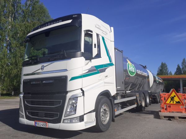 Kuljetus Laukkasen Volvo FH540 
Arlan ajossa oleva Kuljetus Laukkanen Ky:n Volvo FM540 maitoyhdistelmä. 
Avainsanat: Arla Laukkanen Volvo FH540 Shell Hirvaskangas