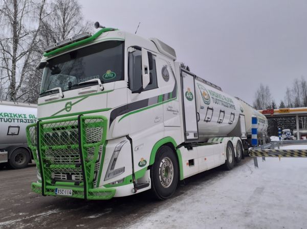 Kuljetus Laukkasen Volvo FM
Arlan ajossa oleva Kuljetus Laukkanen Ky:n Volvo FM maitoyhdistelmä.
Avainsanat: Arla Laukkanen Volvo FM ST1 Hirvaskangas