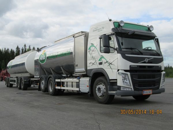 Kuljetus Laukkasen Volvo FM500
Arlan ajossa oleva Kuljetus Laukkanen Ky:n Volvo FM500 maitoyhdistelmä.
Avainsanat: Arla Laukkanen Volvo FM500 ABC Hirvaskangas