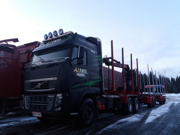 Kuljetus A Lehden Volvo FH700
Kuljetus A Lehden Volvo FH700 puutavarayhdistelmä.
Avainsanat: Lehti Volvo FH700 ABC Hirvaskangas