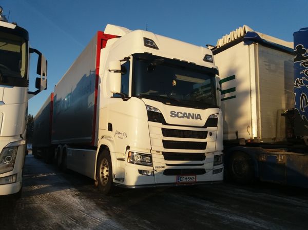 Kuljetus Lehtinen J Oy:n Scania R500
Kuljetus Lehtinen J Oy:n Scania R500 täysperävaunuyhdistelmä.
Avainsanat: Lehtinen Scania R500 ABC Hirvaskangas