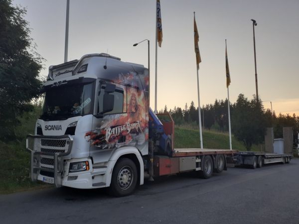 Kuljetus Liimataisen Scania 
Kuljetus Liimatainen Ky:n nosturilla varustettu Scania "Battle Beast" lavettiyhdistelmä.
Avainsanat: Liimatainen Scania Battle Beast ABC Hirvaskangas Kylähullu