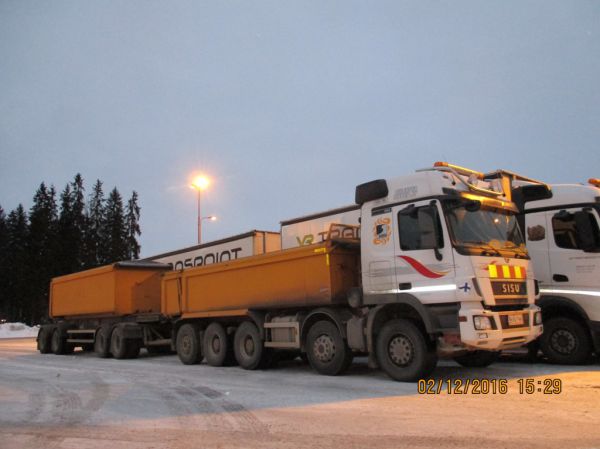 Kuljetus Lindenin Sisu Polar 
Kuljetus Linden Ay:n Sisu Polar sorayhdistelmä. 
Avainsanat: Linden Sisu Polar ABC Hirvaskangas