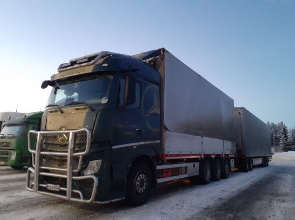 Kuljetus Luokkasen MB Actros
Kuljetus Luokkanen Oy:n MB Actros täysperävaunuyhdistelmä.
Avainsanat: Luokkanen MB Actros ABC Hirvaskangas