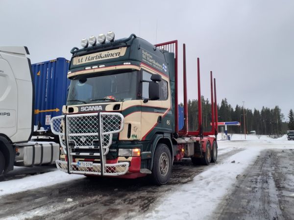 Kuljetus M Hartikaisen Scania 164
Kuljetus M Hartikaisen Scania 164 puutavara-auto.
Avainsanat: Hartikainen Scania 164 ABC Hirvaskangas