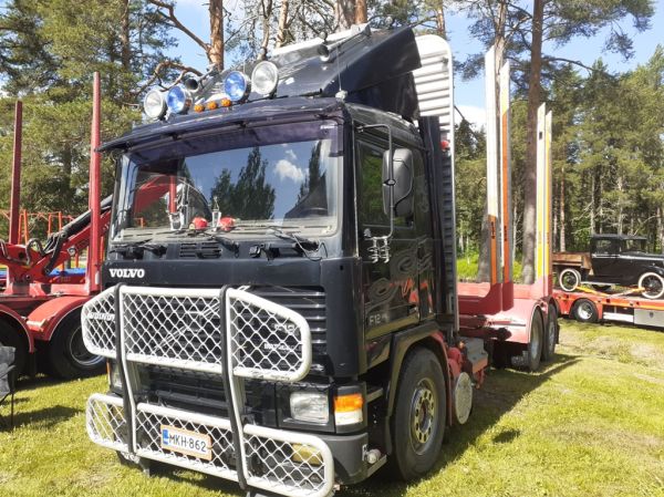 Kuljetus M Hartikaisen Volvo F12
Kuljetus M Hartikaisen Volvo F12 puutavara-auto.
Avainsanat: Hartikainen Volvo F12 Runni25