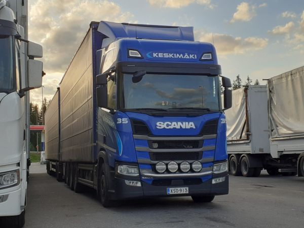 Kuljetus M Keskimäen Scania 560R
Kuljetus M Keskimäki Oy:n Scania 560R täysperävaunuyhdistelmä.
Avainsanat: Keskimäki Scania 560R ABC Hirvaskangas 35
