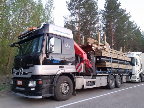 Kuljetus M Leivon MB 2560 Actros
Kuljetus M Leivon nosturilla varustettu MB 2560 Actros.
Avainsanat: Leivo MB 2560 Actros Shell Hirvaskangas