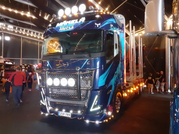 Kuljetus M Mäkelän Volvo FH16
Kuljetus M Mäkelä Oy:n Volvo FH16 puutavara-auto.
Avainsanat: Mäkelä Volvo FH16 Himos23