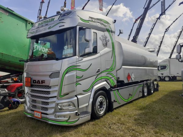 Kuljetus M Rautalinin DAF XG
Kuljetus M Rautalin Ky:n DAF XG säiliöauto.
Avainsanat: Rautalin DAF XG Alahärmä25