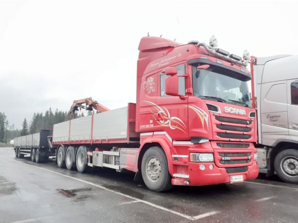 Kuljetus M Salmisen Scania R730
Kuljetus M Salminen Oy:n nosturilla varustettu Scania R730 täysperävaunuyhdistelmä.
Avainsanat: Salminen Scania R730 ABC Hirvaskangas