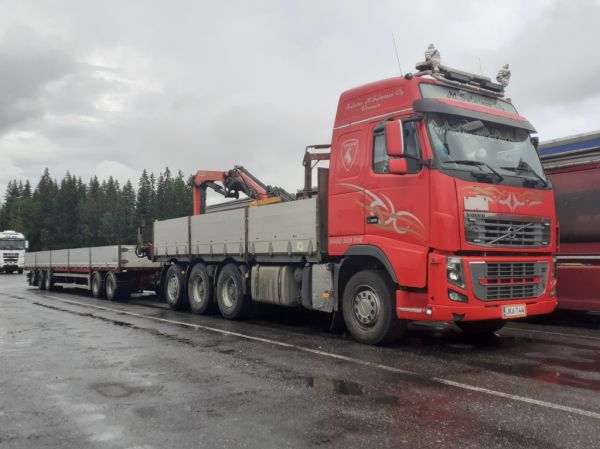 Kuljetus M Salmisen Volvo FH16
Kuljetus M Salminen Oy:n nosturilla varustettu Volvo FH16 täysperävaunuyhdistelmä.
Avainsanat: Salminen Volvo FH16 ABC Hirvaskangas