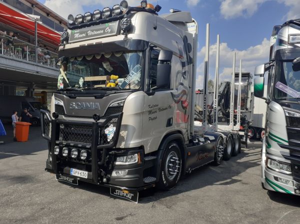 Kuljetus M Virtasen Scania
Kuljetus M Virtanen Oy:n Scania puutavara-auto.
Avainsanat: Virtanen Scania Himos25