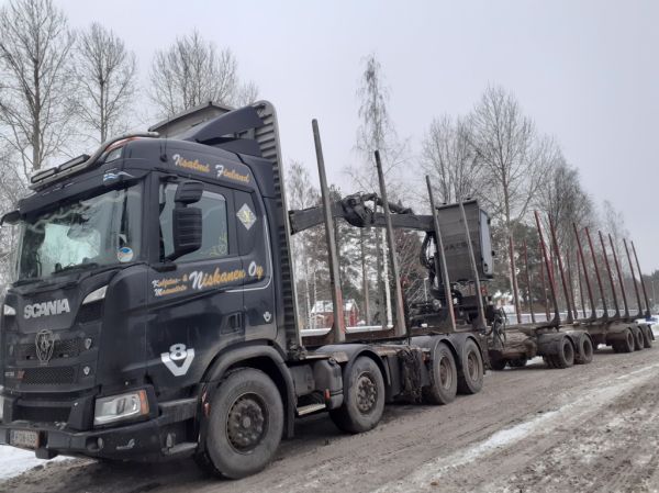 Kuljetus ja Maansiirto Niskasen Scania R730XT
Kuljetus ja Maansiirto Niskanen Oy:n Scania R730XT puutavarayhdistelmä.
Avainsanat: Niskanen Scania R730XT