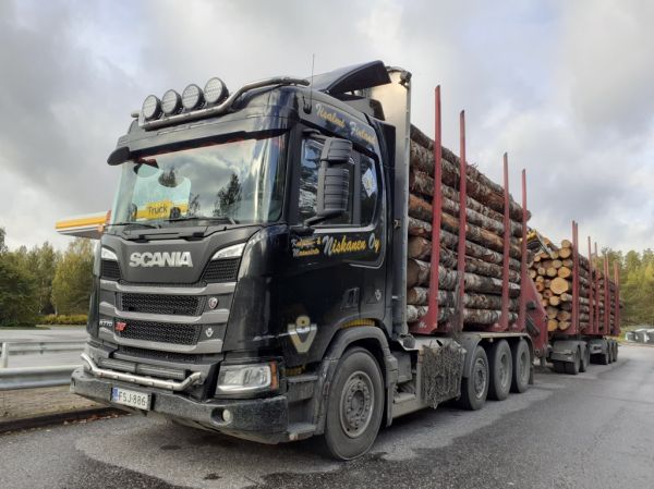 Kuljetus&Maansiirto Niskasen Scania R770 XT
Kuljetus&Maansiirto Niskanen Oy:n Scania R770 XT puutavarayhdistelmä.
Avainsanat: Niskanen Scania R770 XT ST1