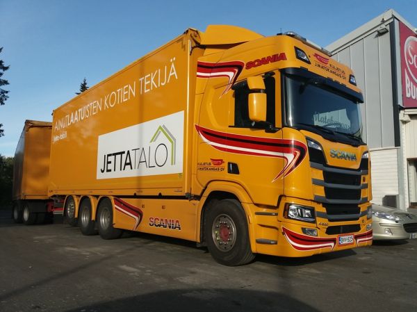 Kuljetus J Matokankaan Scania R650 
Kuljetus J Matokangas Oy:n Scania R650 hakeyhdistelmä.
Avainsanat: Matokangas Scania R650 Neste