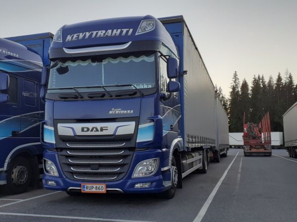 Kuljetus Merioksan DAF XF450
Kuljetus Merioksan DAF XF450 täysperävaunuyhdistelmä.
Avainsanat: Merioksa Kevytrahti DAF XF450 ABC Hirvaskangas Jukka