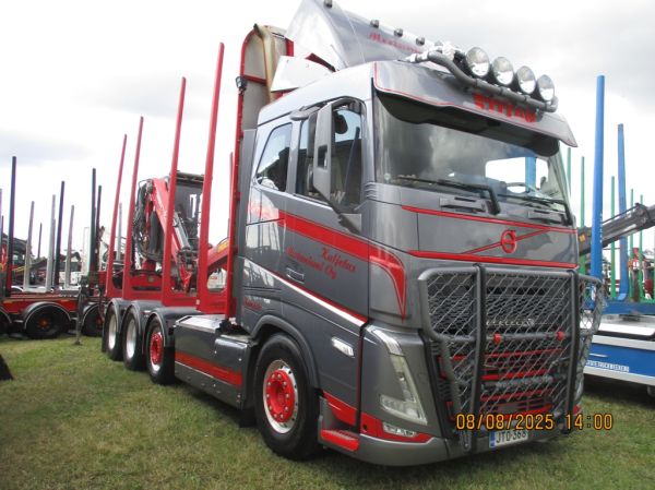 Kuljetus Mertaniemen Volvo FH
Kuljetus Mertaniemi Oy:n Volvo FH puutavara-auto.
Avainsanat: Mertaniemi Volvo FH Alahärmä25