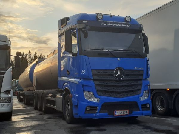 Kuljetus Mikolan MB 3553 Actros
Kuljetus Mikola Ky:n MB 3553 Actros säiliöyhdistelmä.

Avainsanat: Mikola MB 3553 Actros ABC Hirvaskangas 10