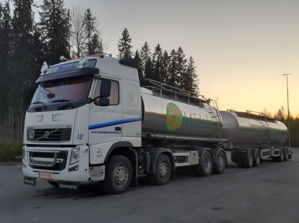 Kuljetus Mikolan Volvo FH
Kuljetus Mikola Ky:n Volvo FH säiliöyhdistelmä.
Avainsanat: Mikola Volvo FH ABC Hirvaskangas 12